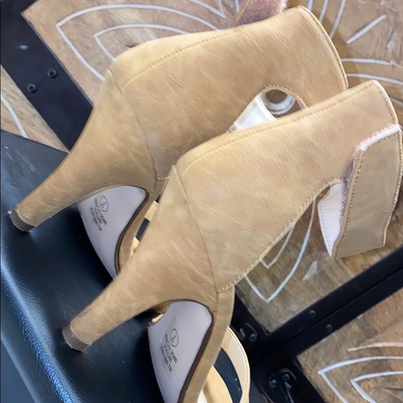 Heels - Picture 4 of 8